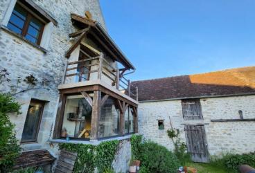 Maison avec petite rotonde à trois fenêtres et rideaux de …