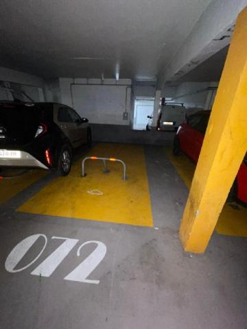 Parking - 15 m² environ - 0 pièce(s)