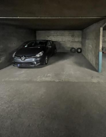 Parking - 11 m² environ - 0 pièce(s)