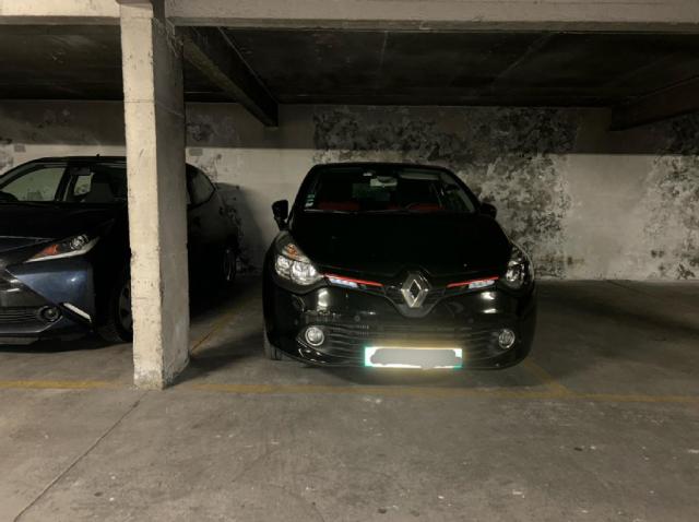 Parking - 11 m² environ - 0 pièce(s)