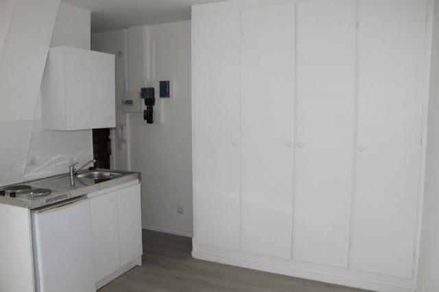 Cave saine avec étagères de rangement - Paris - 75015 - 10 m²