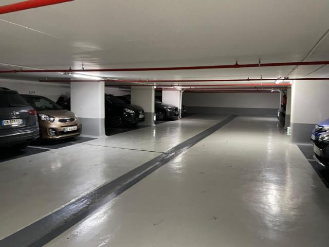 Parking - 12 m² environ - 0 pièce(s)