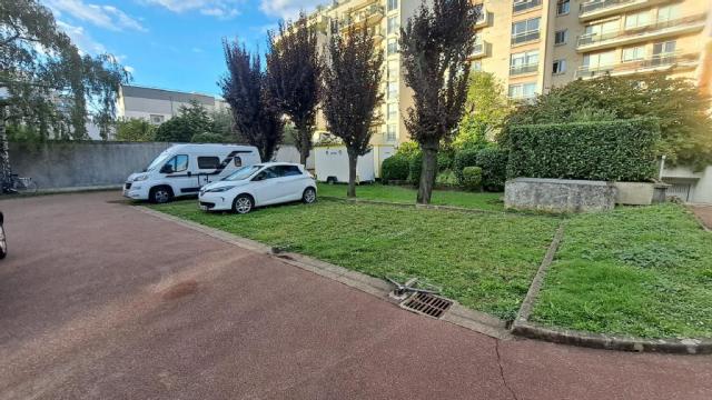 Parking - 12 m² environ - 0 pièce(s)