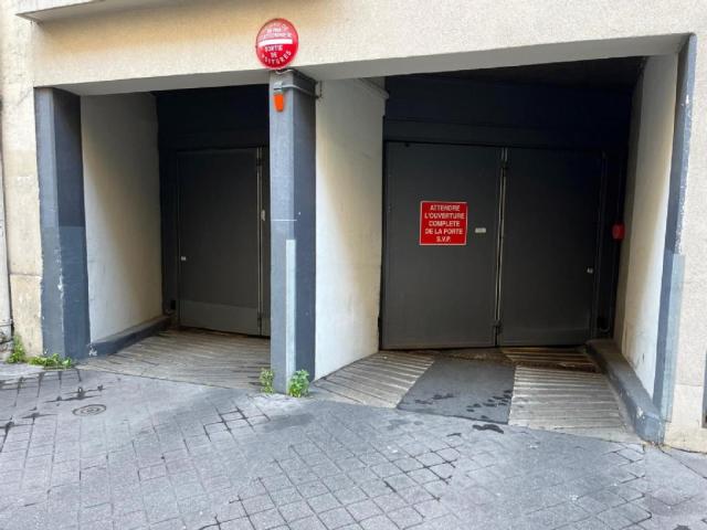 Parking - 10 m² environ - 0 pièce(s)