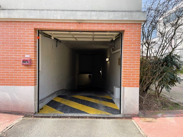 Parking - 15 m² environ - 0 pièce(s)