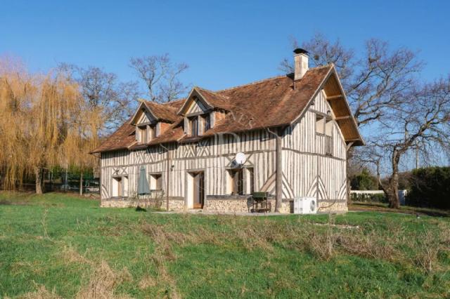 Pose d'une cuisine aménagée dans une petite maison située près de Deauville  - La Maison Des Travaux