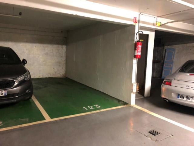 Parking - 10 m² environ - 0 pièce(s)