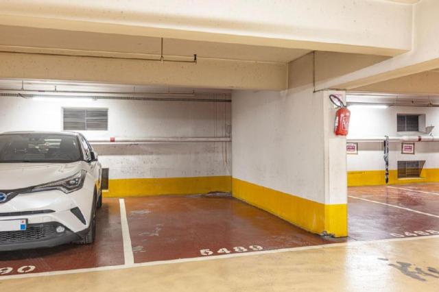 Parking - 12 m² environ - 0 pièce(s)