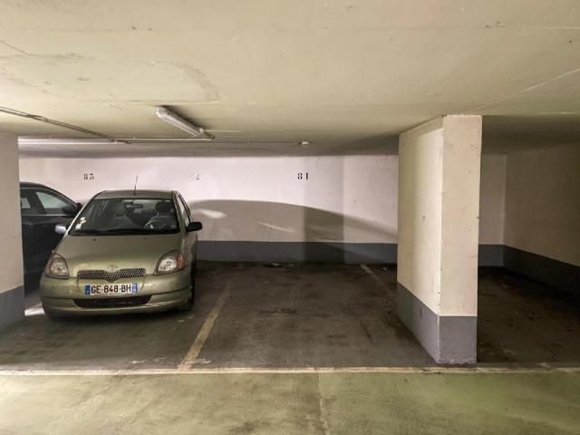 Parking - 11 m² environ - 0 pièce(s)