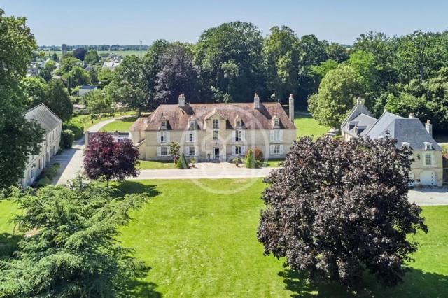 Château - 700 m² environ - 10 pièce(s)