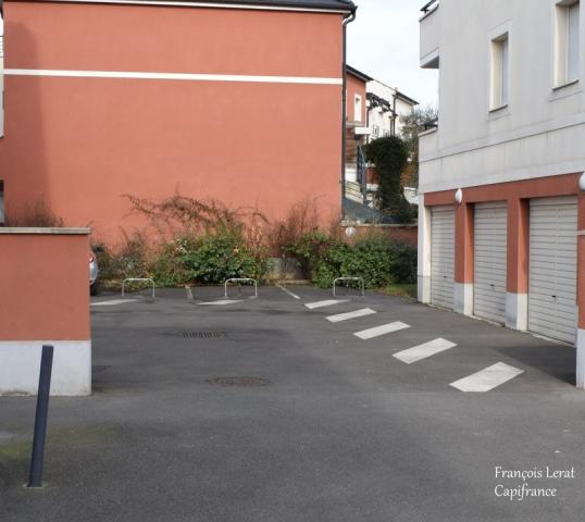 Parking - 10 m² environ - 0 pièce(s)