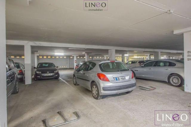 Parking - 12 m² environ - 0 pièce(s)