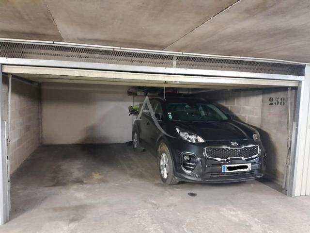 Parking - 12 m² environ - 0 pièce(s)